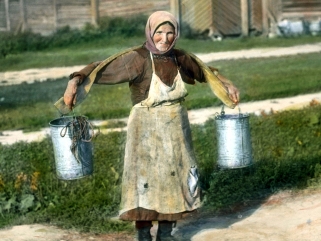 Saint_Petersburg_woman_carrying_buckets_of_water,_near_Leningrad_(1)